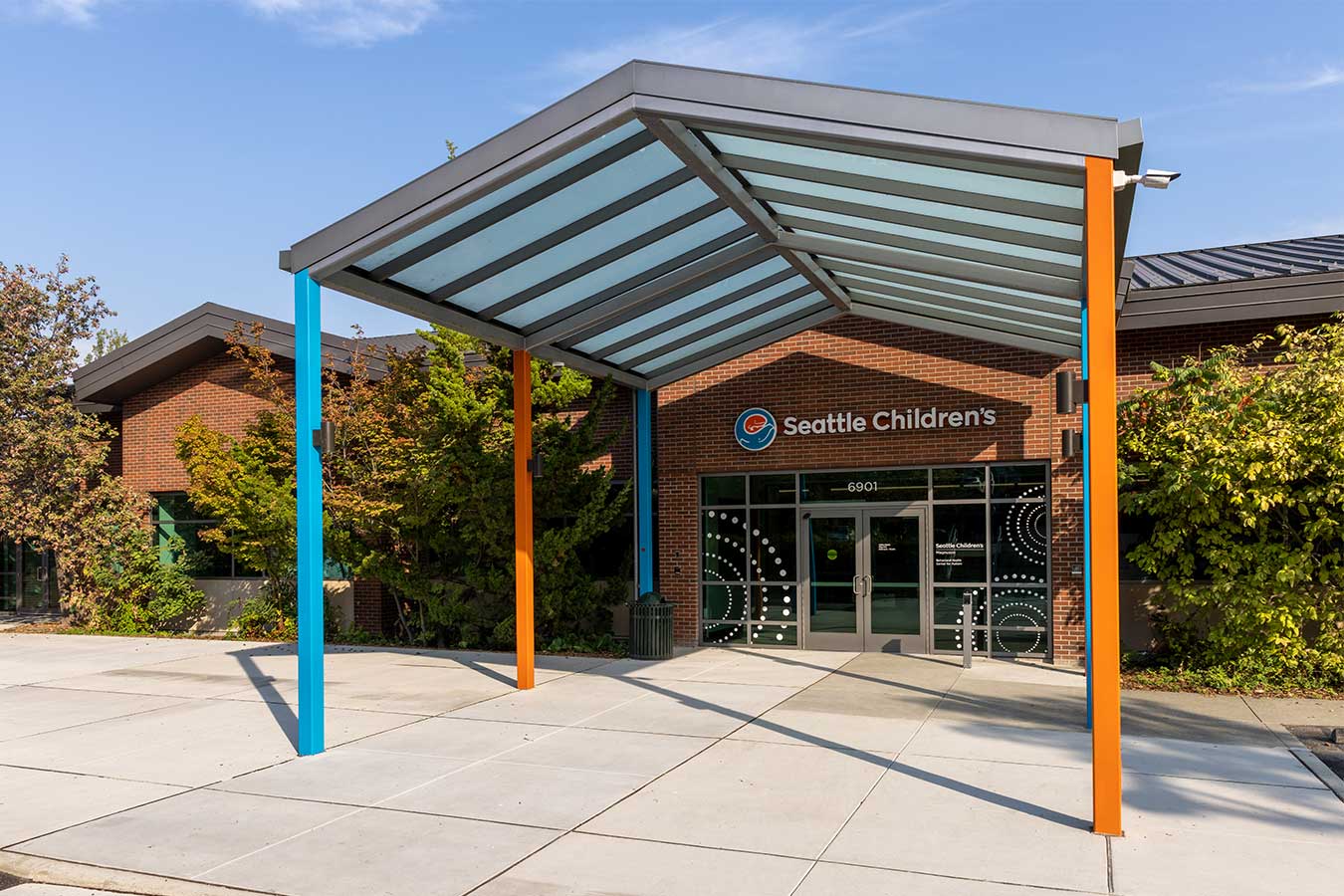 The entrance to Seattle Children's Magnuson building, home of Psychiatric Urgent Care