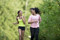 madre e hija corriendo